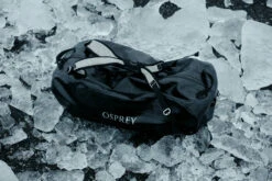 Osprey Transporter WP Duffel 70 Liter -Osrey Butikk F22 TransporterWPDuffel70TunnelVisionGreyO S 10003358AnneWangler Exp 4 10 24 004 web 133f4fbd a81f 4249 abc1 d7957a6dddf2
