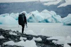 Osprey Transporter WP Duffel 70 Liter -Osrey Butikk F22 TransporterWPDuffel70TunnelVisionGreyO S 10003358AnneWangler Exp 4 10 24 007 web 342ba3bc b528 405f 934f 21f1156fc8bf