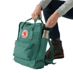 Kånken Ryggsekk 28 Kånken Ryggsekk -Osrey Butikk Fjellreven Kanken Ryggsekk paa bakken