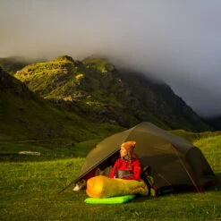 MSR Hubba Hubba NX Telt (2-Personer) -Osrey Butikk MSR Hubba Hubba NX Telt 2 Personer dame gronne fjell stemning