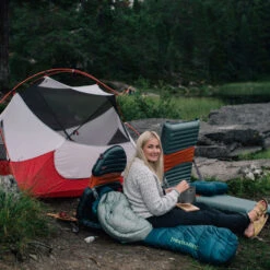 MSR Hubba Hubba NX Telt (2-Personer) -Osrey Butikk MSR Hubba Hubba NX Telt 2 Personer dame sitter