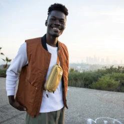 Osprey Arcane Waist Rumpetaske -Osrey Butikk Osprey Arcane Waist Rumpetaske Milky Tea Tan modell herre smil