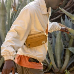 Osprey Arcane Waist Rumpetaske -Osrey Butikk Osprey Arcane Waist Rumpetaske Milky Tea Tan modell herre ute