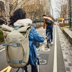 Osprey Metron 22 Roll Top Pack -Osrey Butikk Osprey Metron 22 Roll Top Pack Tan Concrete stemning