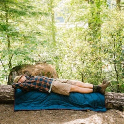 Rumpl The Original Puffy Blanket Turpledd (Deepwater) -Osrey Butikk Rumpl The Original Puffy Blanket Turpledd Deepwater modell sover ute