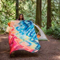 Rumpl The Original Puffy Blanket Turpledd (Geo) -Osrey Butikk Rumpl The Original Puffy Blanket Turpledd Geo modell telt